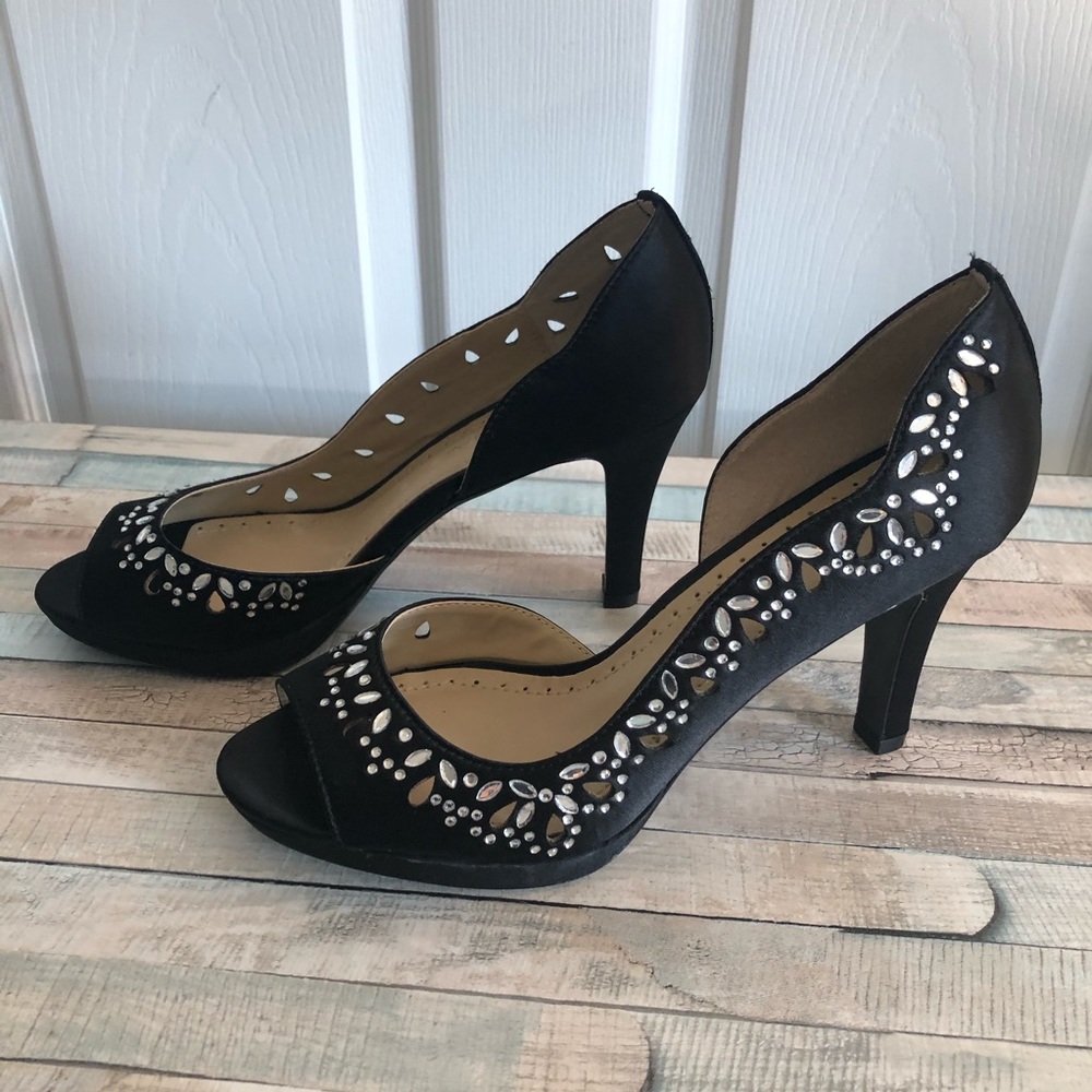 Adrienne Vittadini black pump with crystal detail